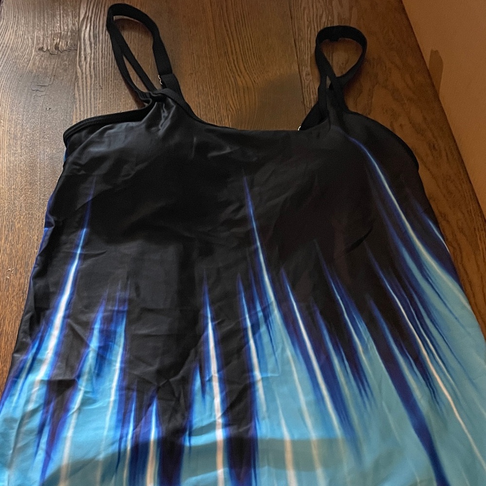 Women's Swimsuit Top Tankini Tank Top NWOT Bathing Suit